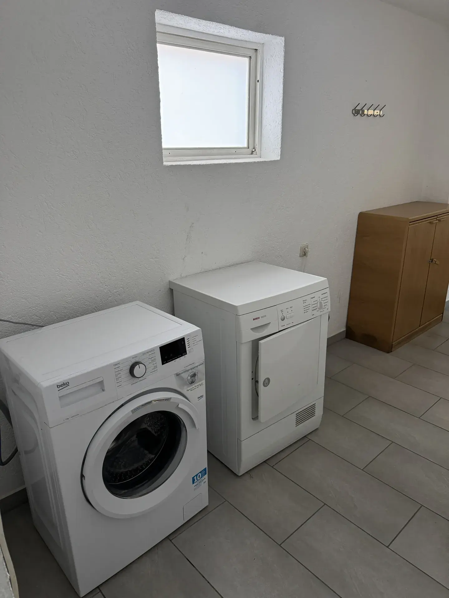 Modernes Bad der Monteurwohnung nahe Marburg mit Dusche, WC und Waschtisch