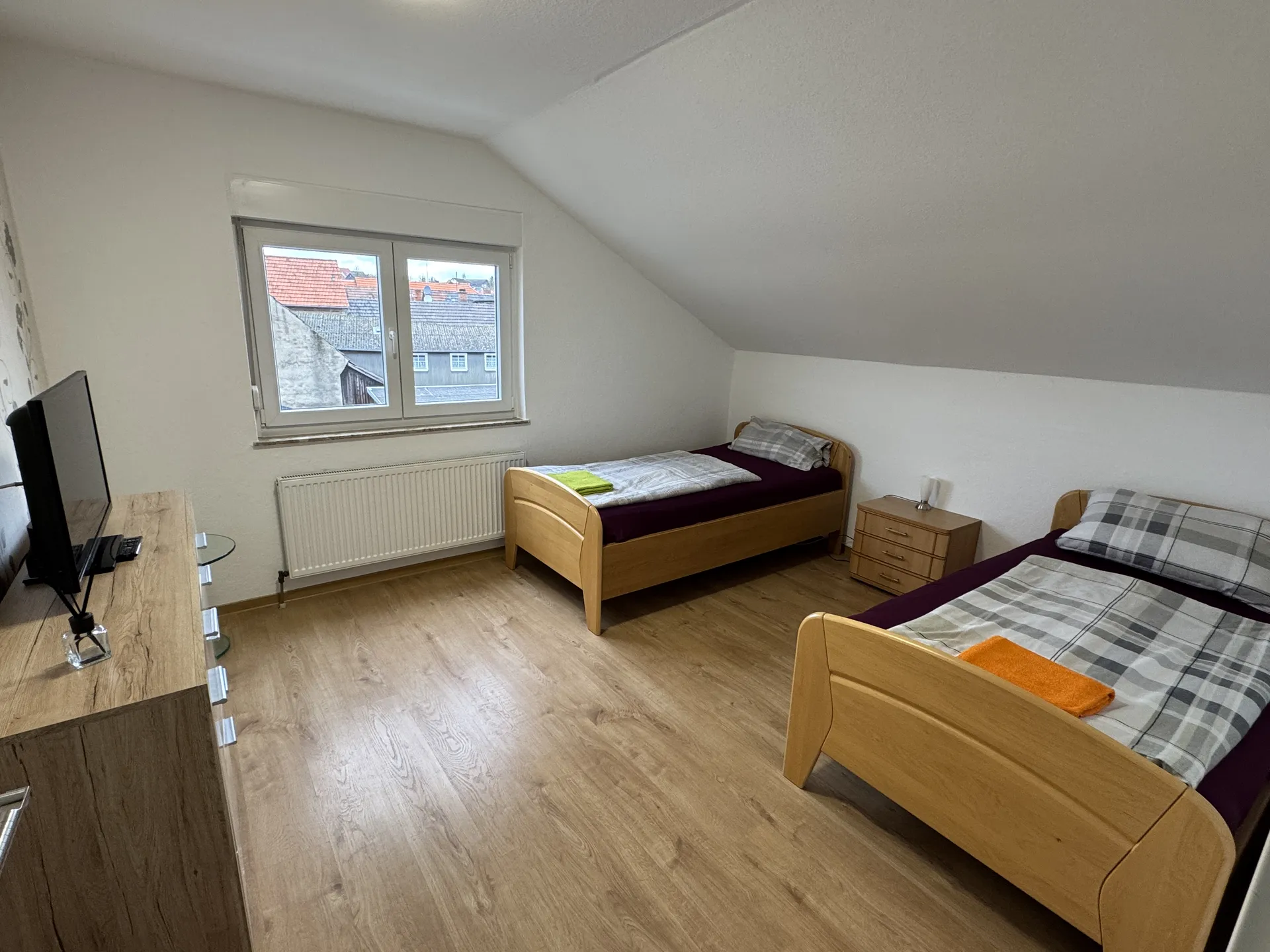 Helles Monteurzimmer nahe Wetzlar mit zwei Einzelbetten, TV und viel Platz