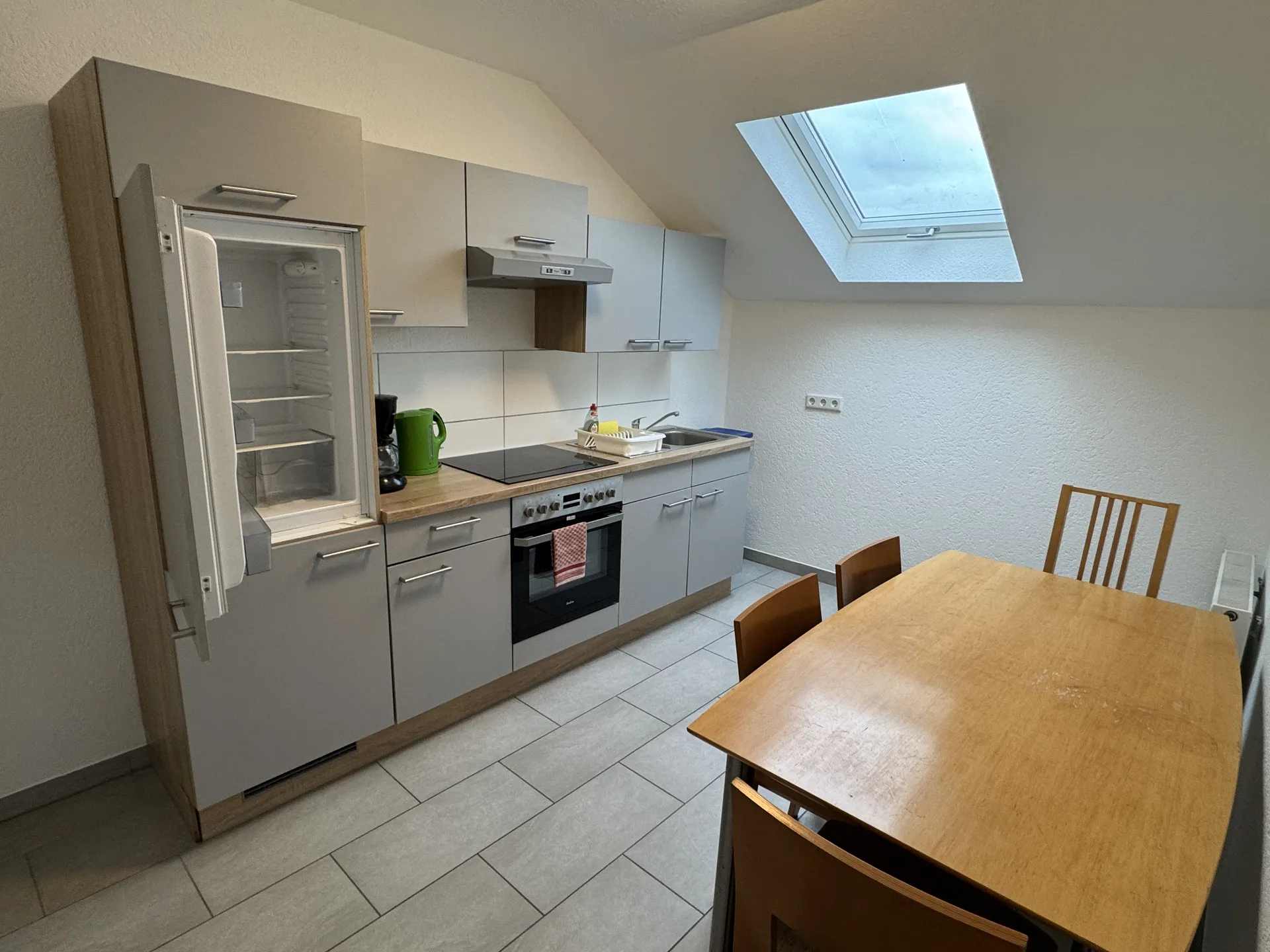 Gemeinschaftsküche der Arbeiterunterkunft nahe Gießen mit Einbauküche und Esstisch – ideal für Monteure und Handwerker.